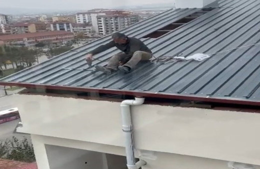Elazığ’da yürekleri ağza getiren çatı yapımı, güvenlik önlemi almadan çalıştı