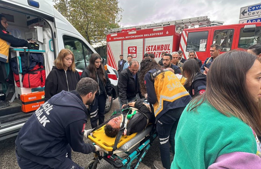 Maltepe'de kaygan zeminde hakimiyetini kaybeden motosikletli, taksinin altına girdi