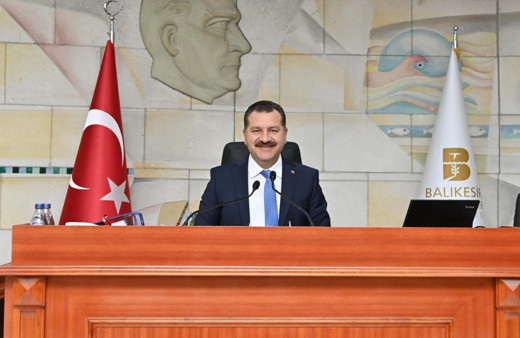 Balıkesir Belediye Başkanı Yücel Yılmaz, üniversite öğrencisine suyu bedava yaptı