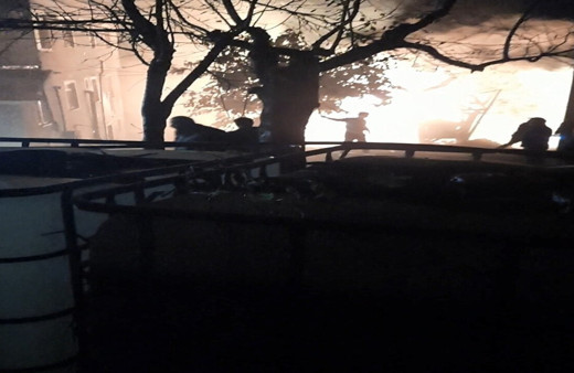 Kastamonu'da ahşap ev alevlere teslim oldu, uzun çaba sonucunda söndürüldü