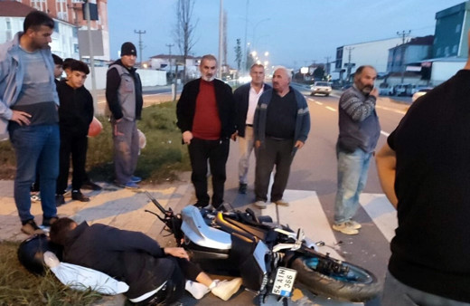 Sakarya'da bölünmüş yolda refüjden geçen kamyon kazaya sebep oldu