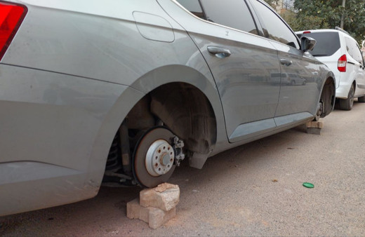 Gaziantep'te park halindeki 3 otomobilin lastikleri jantlarıyla çalındı