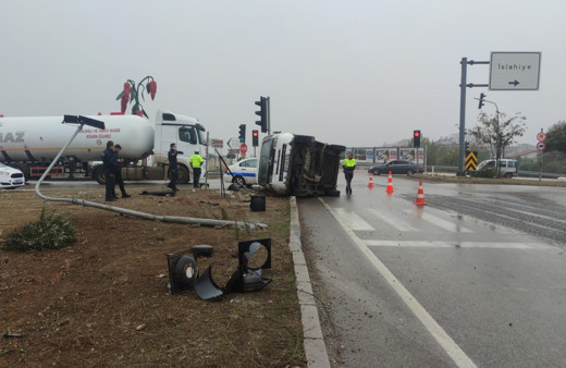 Önündeki araca çarpmamak için fren yapan minibüs yan yattı, 1 kişi yaralandı