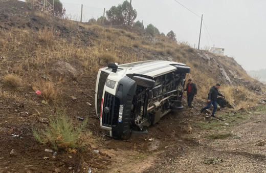 Adıyaman'da minibüs şarampole devrildi, 2 kişi yaralandı