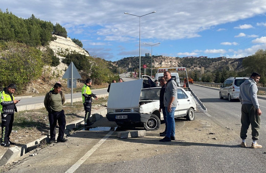 Burdur'da direksiyon hakimiyetini kaybeden sürücü bariyerlere çarptı, 1 kişi yaralandı