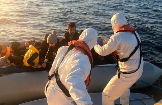 Çanakkale açıklarında 72 düzensiz göçmen karaya çıkarıldı