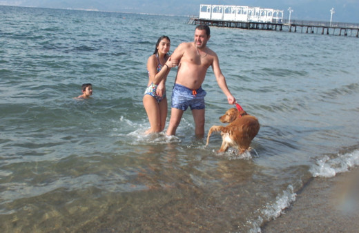 Balıkesir Edremit’te deniz mevsimi bitmedi, vatandaşlar denize girdi