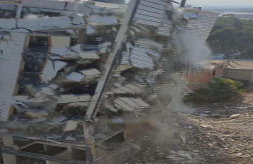 Hatay’da 8 katlı bina korna sesiyle aniden yıkıldı