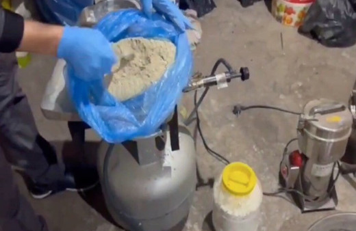 Evini uyuşturucu imalathanesine çevirdi, jandarma operasyonuyla yakalandı