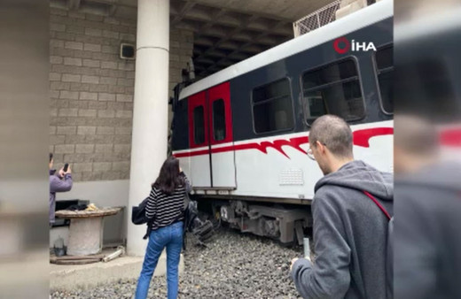 İzmir'de seyir halindeki metro raydan çıktı, duvara çarptı!