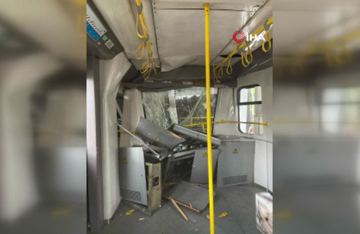 Seyir halindeki metro raydan çıkarak duvara çarptı!