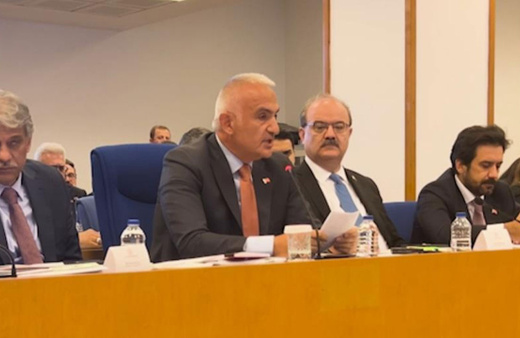 Tamer Karadağlı'ya bakan övgüsü: Çok başarılı bir tiyatrocu
