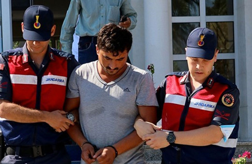 Öfkeli damat bıçakla yaraladığı eşi ile anne-babasından özür diledi mahkeme affetmedi