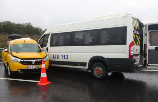 Otoyolda servis ile ticari taksi çarpıştı: 13 yaralı