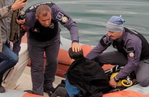 Rize'de sahilde gezen 11 yaşındaki çocuk denize düştü