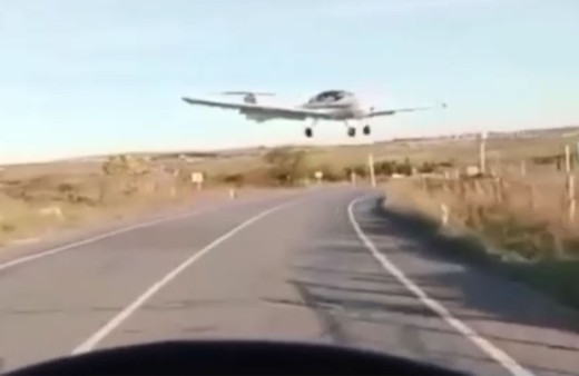 İstanbul'da uçakla minibüs çarpışmaktan son anda kurtuldu! İşte o anlar...