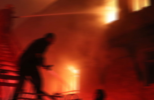 4 katlı binada yangın çıktı! 26 kişi öldü