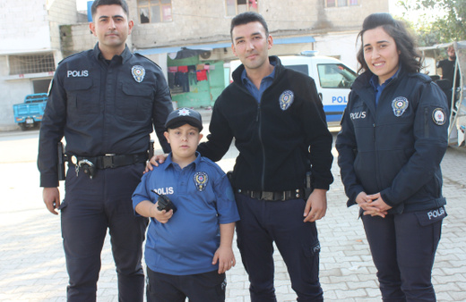 Telsizi eline alan down sendromlu Mehmet, bir günlüğüne polis oldu