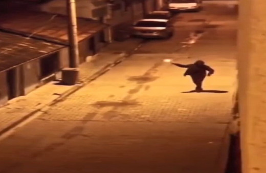 Bursa İnegöl'de sokakta havaya ateş eden maganda kameralara yakalandı