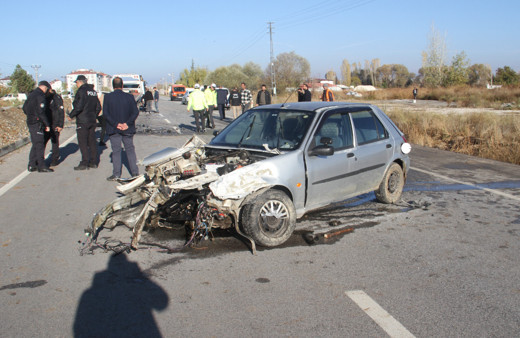 Konya'da kontrolden çıkan otomobil karşı şeritteki otomobille çarpıştı