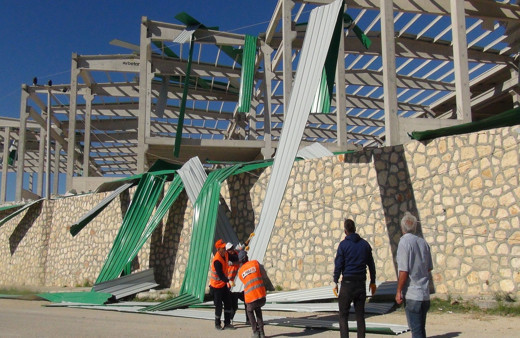 Mersin Silifke’de şiddetli rüzgar fabrika inşaatı çatısını uçurdu