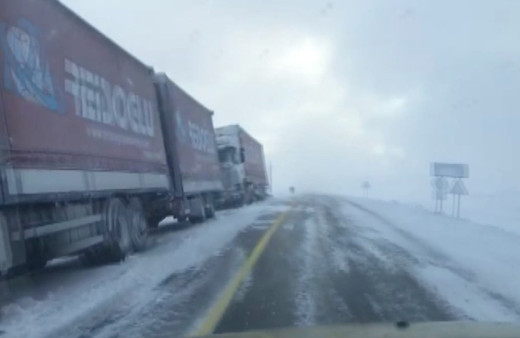 Sahara Geçidi'nde kar yağışı trafikte aksamalara neden oldu