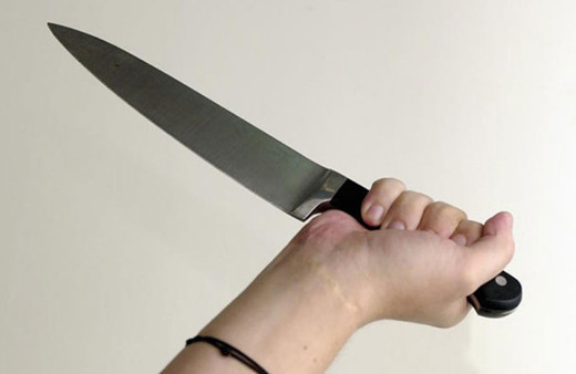 Eşini uykusunda bıçaklayarak öldürdü!