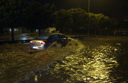 Şiddetli yağış Adıyaman’da etkili oldu, cadde ve sokaklar göle döndü