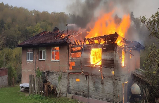 Bartın'da çıkan yangında 2 ev kül oldu