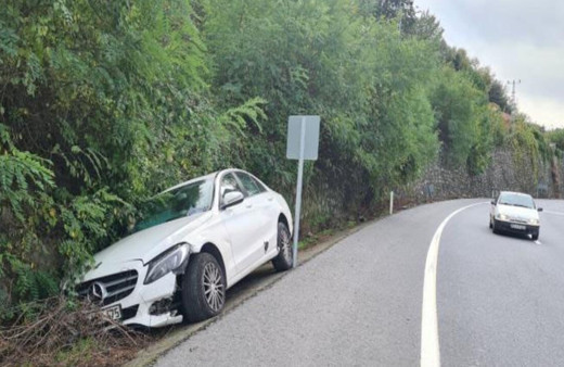 Kaza yapan otomobil terk edilmiş halde bulundu