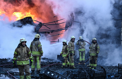 Kimyasal madde deposu alev alev yandı! Patlamaların olduğu yargın 3 saatte kontrol altına alındı