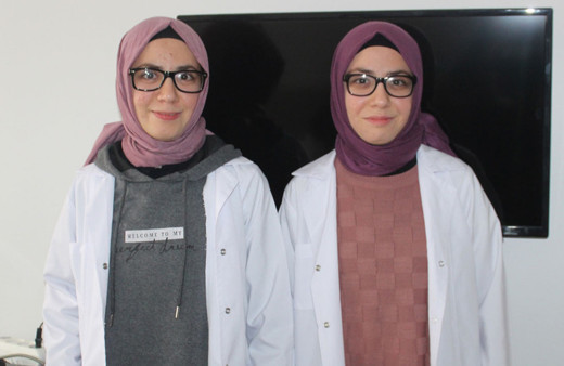 Tek yumurta ikizi doktorlar aynı hastanede mesai yapıyor