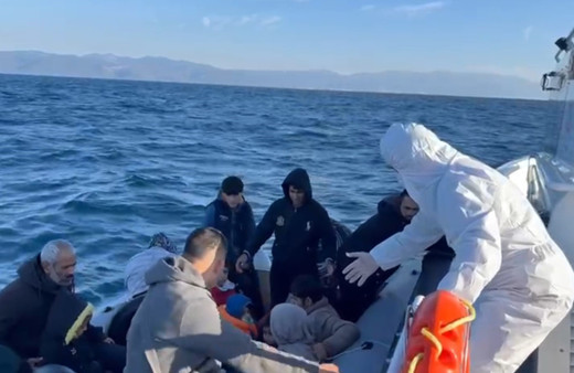 Yunan Sahil Güvenlik ölüme terk ediyor, Türk Sahil Güvenlik kurtarıyor