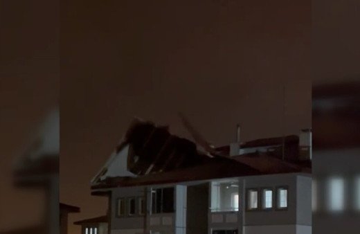 Erzincan’da rüzgar binanın çatısını yerinden söktü