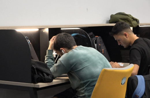Bursa'da sınavlarına hazırlanan öğrenciler kütüphanede sabahladı