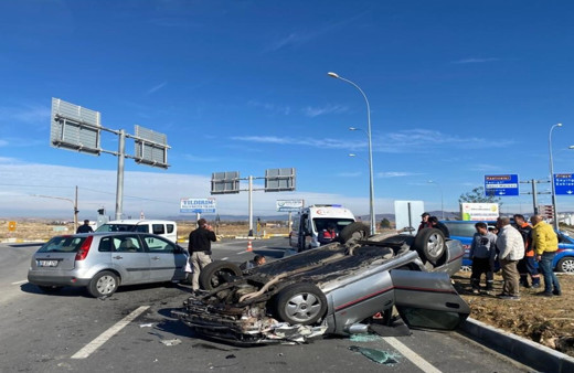 Afyonkarahisar'da meydana gelen kazada iki otomobil çarpıştı, 2 kişi yaralandı