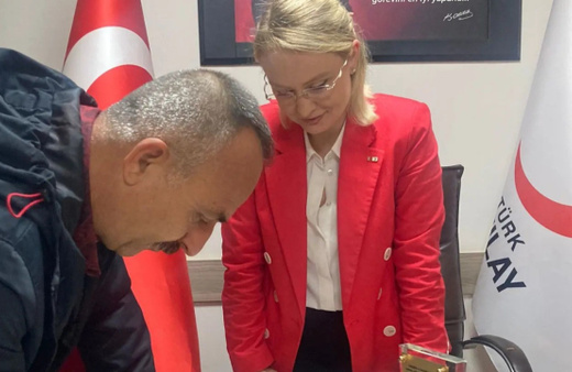 50 kez kan bağışı yapan vatandaşa plaket takdim edildi