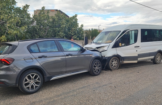 Adıyaman'da otomobil ile minibüs kafa kafaya çarpıştı, 5 kişi yaralandı