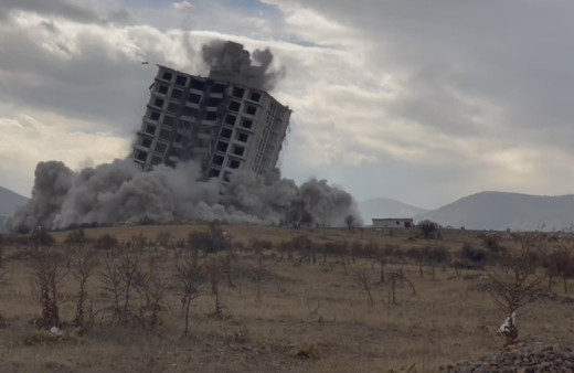 Malatya’da 16 katlı ağır hasarlı bina patlayıcıyla yıkıldı