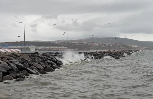 Bandırma’da şiddetli yağış ve fırtına etkili oldu, hayatı olumsuz etkiledi