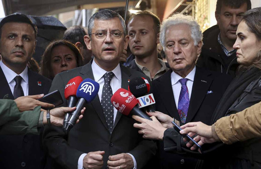 CHP Genel Başkanı Özel, gazeteci Hrant Dink'in öldürüldüğü yere karanfil bıraktı