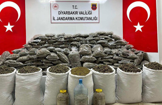Diyarbakır'da el yapımı patlayıcı ve 204 kilogram esrar yakalandı!