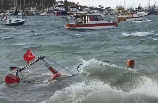 İzmir'de fırtına balıkçı teknelerini batırdı!