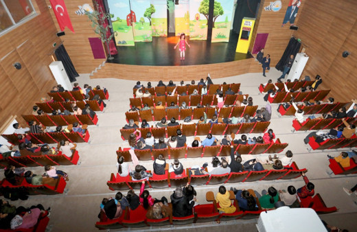 Ara tatil hediyesi tiyatro etkinlikleri yoğun ilgi gördü