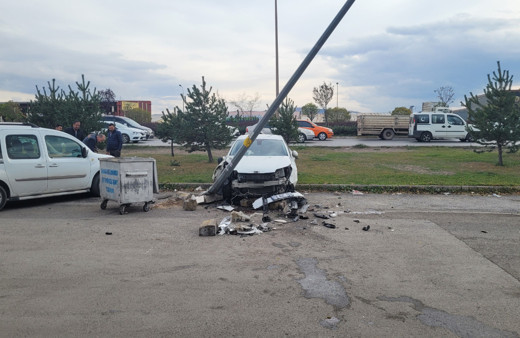 Sivas’ta fren yerine gaza bastı, direğe çarparak durabildi