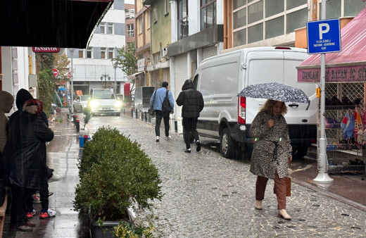 Eskişehir’de şiddetli yağış ve fırtına başladı, vatandaşlar zorlandı