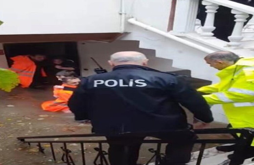 Balıkesir’de yağmur suları evin bodrum katına doldu, imdatlarına itfaiye yetişti