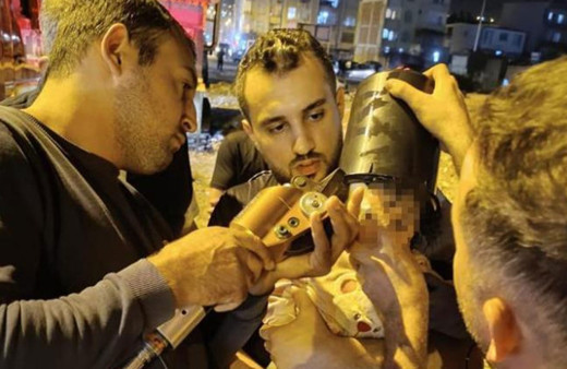 Kafasını kovaya sıkıştıran çocuğu itfaiye kurtardı!