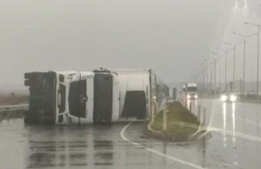 Edirne’nin İpsala ilçesinde akşam saatlerinde çıkan hortum nedeniyle tır devrildi