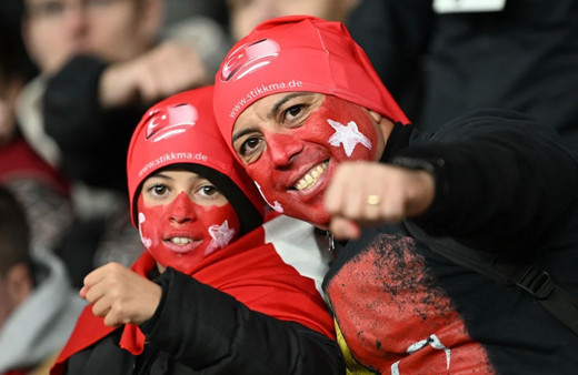 Almanya’da yaşayan Türk taraftarlar stadı doldurdu